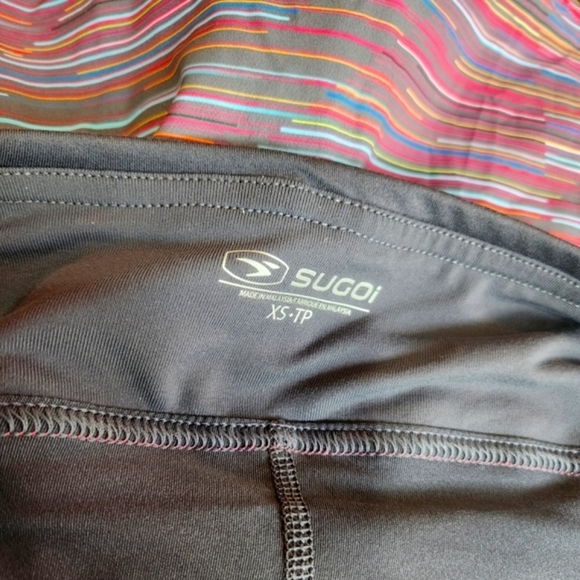 SUGOI FUSION SKORT NWT XS, gray with multi color stripes and hot pink tr… - Picture 6 of 7